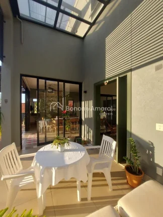 Imagem Encante-se com esta belíssima residência de 295,84m² de construção, projetada para oferecer con...