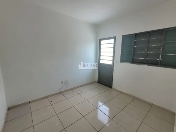 Imagem Casa à venda em Uberaba, no bairro Jardim Copacabana - 2 dormitórios, 4 garagens