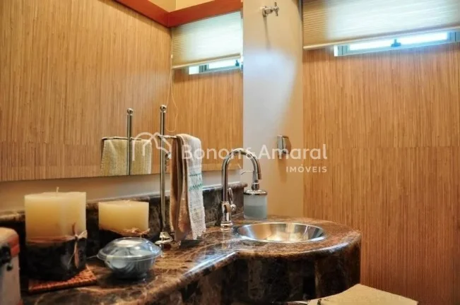 Imagem Linda e espaçosa casa! A residência possui 4 quartos, sendo todos suítes com ar condicionado e ba...