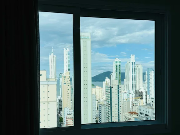 Imagem Apartamento mobiliado com 4 dormitórios sendo 2 suítes e 2 vagas de garagem em Balneário Camboriú