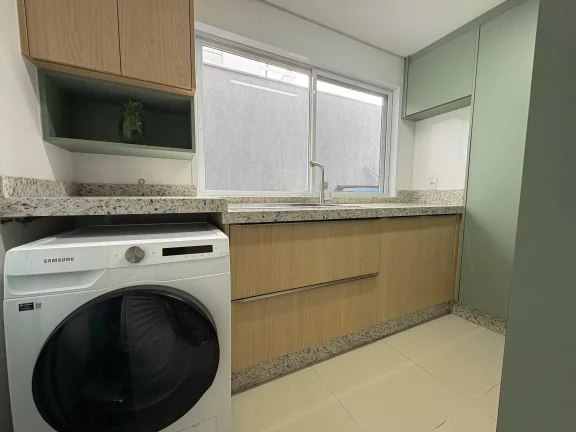 Imagem Casa mobiliada no Condomínio Caledônia com 4 suítes e 4 vagas de garagem em Camboriú