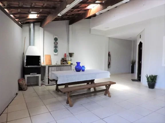 Imagem CASA RECEM REFORMADA EM FRENTE DE UM LAGO