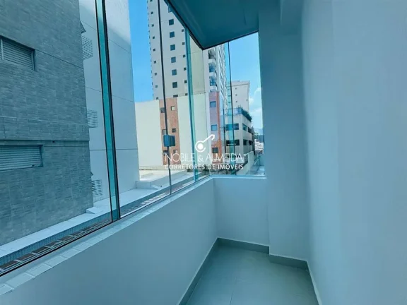 Imagem Prédio frente à orla. Apartamento finamente reformado.