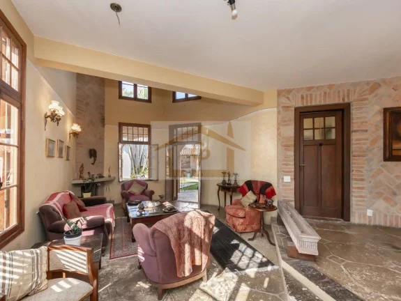 Casa inspirada na região Italiana da Toscana , 4 suítes *escritório, 2 vagas