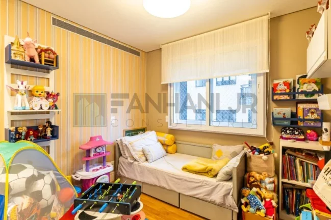 Imagem Com 273 m² de pura sofisticação, este imóvel conta com 4 quartos e 5 banheiros, sendo 4 suítes, incluindo uma suíte master com banheira e closet. Loc