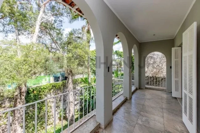 Imagem Casa de luxo no Jardim Paulista: 4 quartos, 3 suítes, 5 banheiros, 4 vagas. 400m² de área. Venda ou locação em SP.
