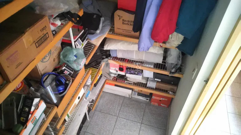 Imagem Sobrado à venda, 118m² com 2 suítes, 2 vagas em condomínio fechado com vaga para visitantes em rua sem saída - Conjunto Residencial Santa Terezinha