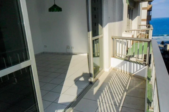 Imagem PITANGUEIRAS- UMA QUADRA DA PRAIA , LOCALIZAÇÃO ESPETACULAR , GARAGEM NO PRÉDIO.