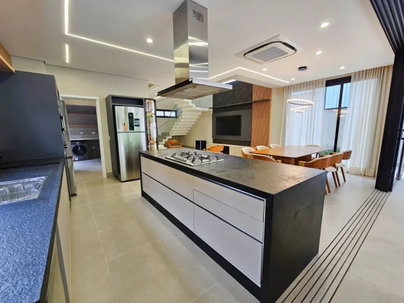 Imagem Casa de Luxo à Venda na Riviera de São Lourenço - Módulo 16: 5 Suítes, 3 Salas, 4 Vagas de Garagem e Piscina!