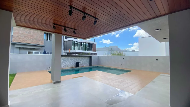 Imagem Casa nova no Condomínio Caledônia com 4 suítes e 4 vagas de garagem em Camboriú SC