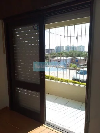 Imagem AP. térreo elevado, ensolarado, banheiro auxiliar, sacada com churrasqueira