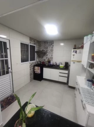 Imagem Casa à venda de 2 dormitórios na Vila Caiçara em Praia Grande-SP, com 96,13m² distribuídos em sala ampla, cozinha americada, 2 dormitórios sendo 1 suíte, banheiro social, área de serviço e 1 vaga de garagem. Aceita financiamento bancário. *As informações 