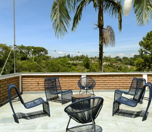 Imagem Imóvel de luxo em Cotia-SP: Casa à venda ou locação com 7 quartos, 5 suítes, 3 salas e 2.500 m² de área em Chácaras dos Lagos.
