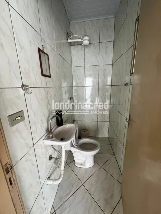 Imagem Casa à venda na Zona Leste de Londrina com 3 quartos, 2 banheiros, cozinha com armários, churrasqueira, quarto e banheiro nos fundos, em terreno de 250m²