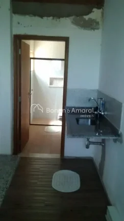 Imagem Esta encantadora chácara oferece três suítes espaçosas, todas com banheiro privativo. A cozinha ...