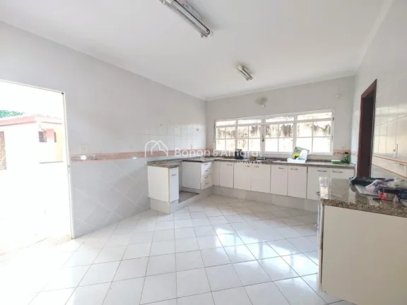 Imagem Localizada no coração do condomínio, em uma rua tranquila, esta casa térrea oferece conforto e p...