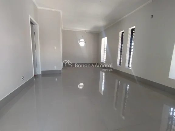 Imagem Casa com ótima planta, oferecendo muito potencial de personalização. Necessita de reformas, mas c...