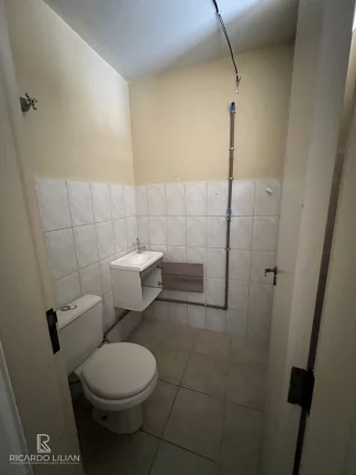 Imagem Casa com um dormitório, sala, cozinha, banheiro, churrasqueira e canil com vários boxes
