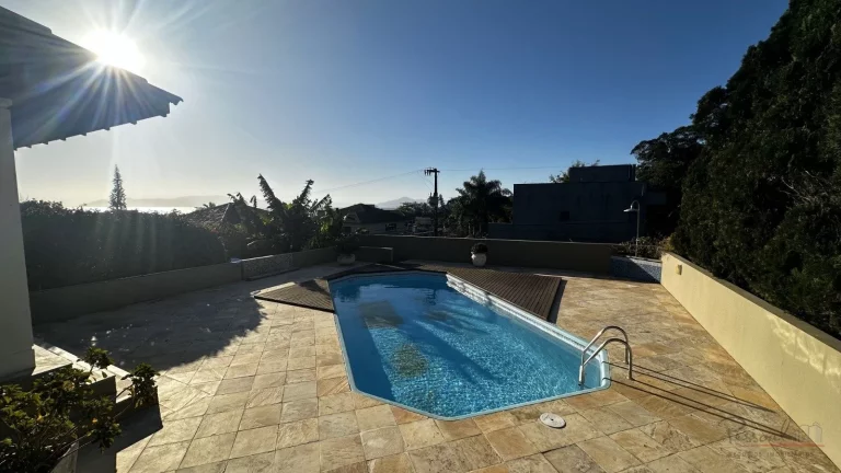 Imagem Esta linda casa em Cacupé tem tudo o que você e sua família procuram. Uma casa ampla, bem constru...