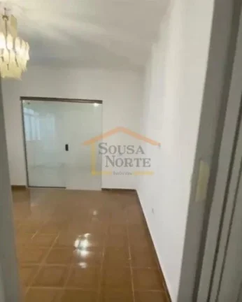 Imagem Casa térrea com 120m², abaixo do nível da rua, acesso lateral por escada, com cozinha, copa, sala...