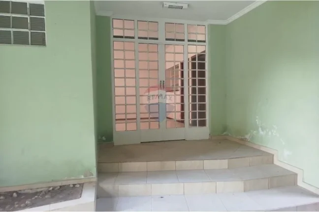 Imagem Casa com 4 quartos, 1 suíte, 6 banheiros e salão comercial. Localizada no Central Parque Sorocaba. Valor R$ 790.000. Confira! RE/MAX Shmone.