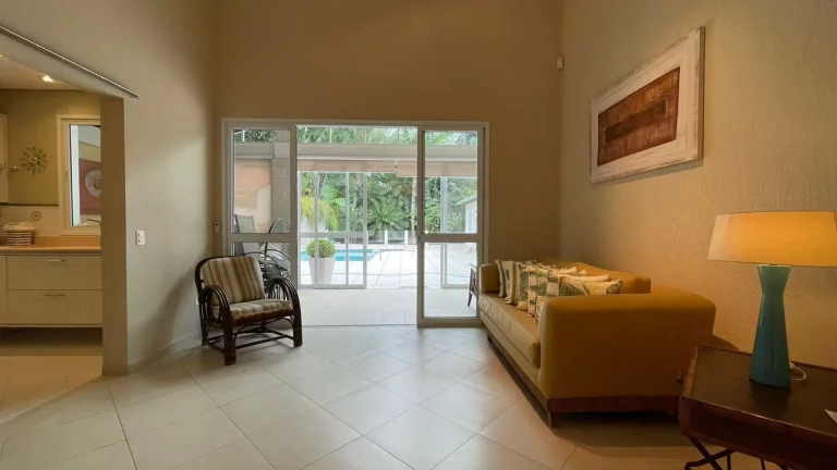 Imagem Casa de Luxo à Venda em Riviera de São Lourenço Módulo 30: 4 quartos, 1 suíte, 2 salas, 4 vagas, 220m² de área. Aproveite!
