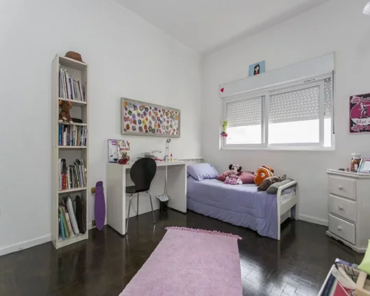 Imagem Apartamento amplo, living para 02 ambientes, piso de tacos, 03 dormitórios com armários, 02 banhei...