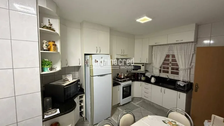 Imagem Casa à venda na Zona Norte de Londrina com 3 dormitórios, suíte, área gourmet, churrasqueira, ótima localização e 170m² construídos no bairro Sebastião ZN