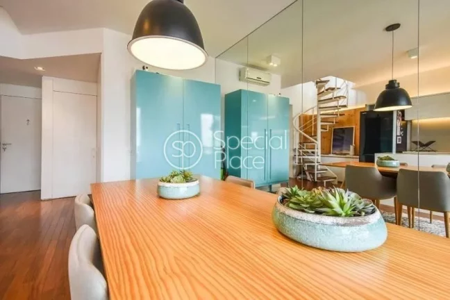 Imagem Cobertura com 87m² de área privativa, 1 suíte e 1 vaga na garagem. Reformada e mobiliada. No prim...
