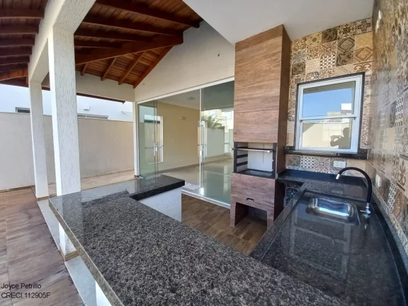 Imagem Casa de Alto Padrão à Venda em Condomínio Fechado na Cidade Litorânea de Peruíbe.