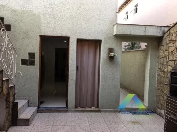 Imagem Lindo sobrado com acabamento moderno, 3 dormitórios, 2 vagas, edicula com localização privilegiada fácil acesso a comércios e principais avenidas.
