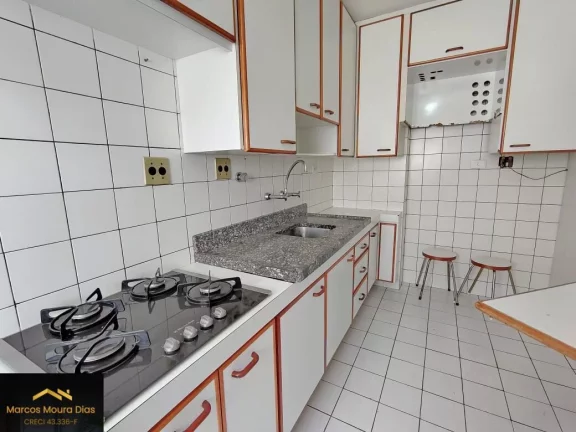 Imagem Apartamento Pinheiros, 2 dormitórios( 1 suíte) e 2 vagas, perto Metrô Fradique e com excelente valor de Condomínio. Edifício com Portaria 24 hs, Gerador e Lazer