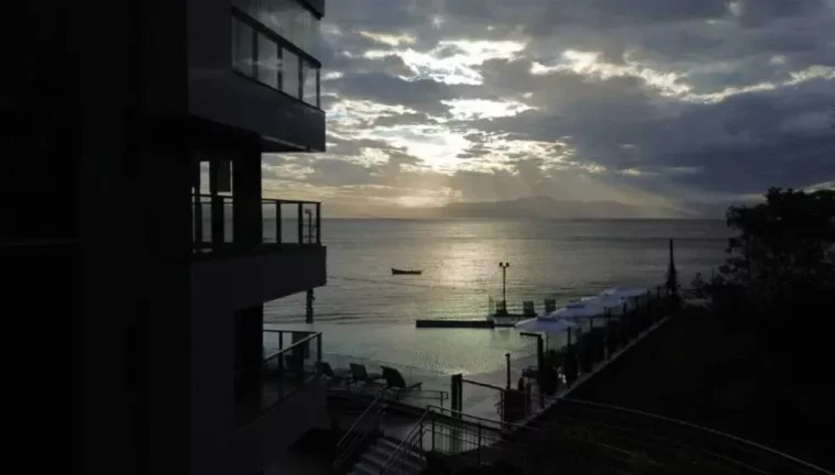 Imagem Apartamento com 3 dormitórios sendo 3 suítes e 4 vagas no bairro Cacupé em Florianópolis/SC