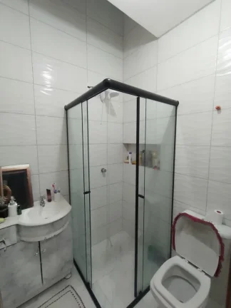 Imagem Terreno com 2 Sobrados, meio lote, com suíte