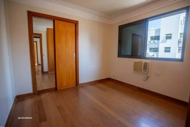Imagem Este espaçoso apartamento de 336 metros quadrados oferece o equilíbrio perfeito entre conforto e p...