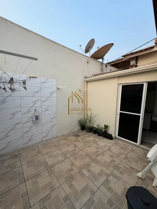 Vende-se casa no Condomínio Residencial Rubi com 3 quartos e garagem coberta.