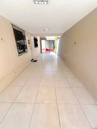 Imagem Casa com 2 dormitórios sendo 2 suítes e 3 vagas de garagem em Balneário Camboriú/SC