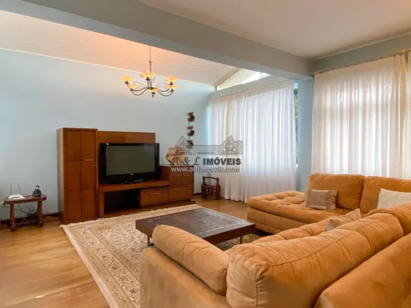 Casa à venda em Campos do Jordão – Com 03 dormitórios toda mobiliada