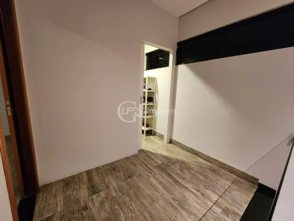 Imagem Casa à venda em Campo Grande-MS, bairro Amambaí: 3 quartos, 2 suítes, 3 salas, 2 banheiros, 3 vagas de garagem, 260m² de área.