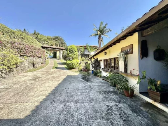 Imagem Cond. Vila Velha - Rústica, TÉRREA em 4 lotes, 5 dorm/3ste, piscina!