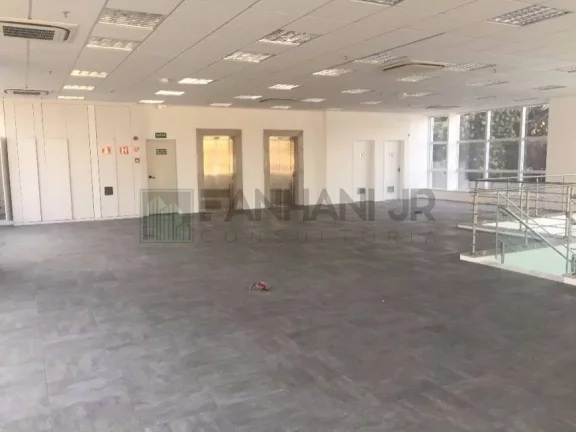 Imagem Venha se encantar com este imóvel de alto padrão, perfeito para sua empresa! Com uma fachada revestida em vidro sobre estrutura metálica, este prédio