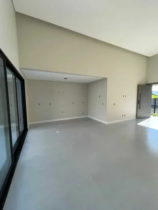 Imagem Casa alto padrão com 3 dormitórios sendo 1 suíte master e 2 vagas de garagem em Palhoça/SC