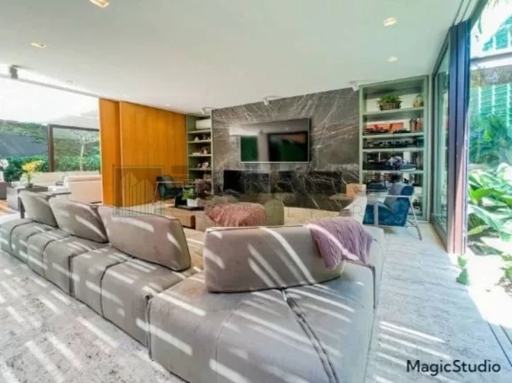 Imagem Casa dos sonhos no coração do Jardim América! Com uma área de 772m², esta casa totalmente reformada e mobiliada oferece conforto, luxo e modernidade