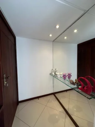 Imagem A 5ª Avenida Imóveis selecionou esse charmoso apartamento de 2/4 + dependências, atualmente revertido gabinete, podendo ser 3 Suites totais, 02 vagas