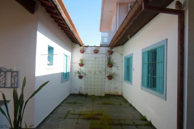 Imagem Casa com edícula a 200m da praia à venda em Peruíbe.