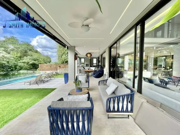 Imagem CASA À VENDA DE PORTEIRA FECHADA! Impecável, 4 suítes, elevador, piscina