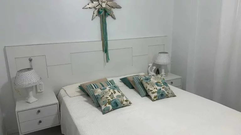 Imagem Apartamento mobiliado com 2 dormitórios sendo 1 suíte com sacada e 1 vaga de garagem