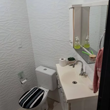 Imagem VENDE-SE ÓTIMA CASA COM 03 BANHEIROS SENDO 02 SUITES E EDICULA