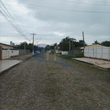 Imagem Casa a venda com 3 dormitorios no centro de Torres/RS