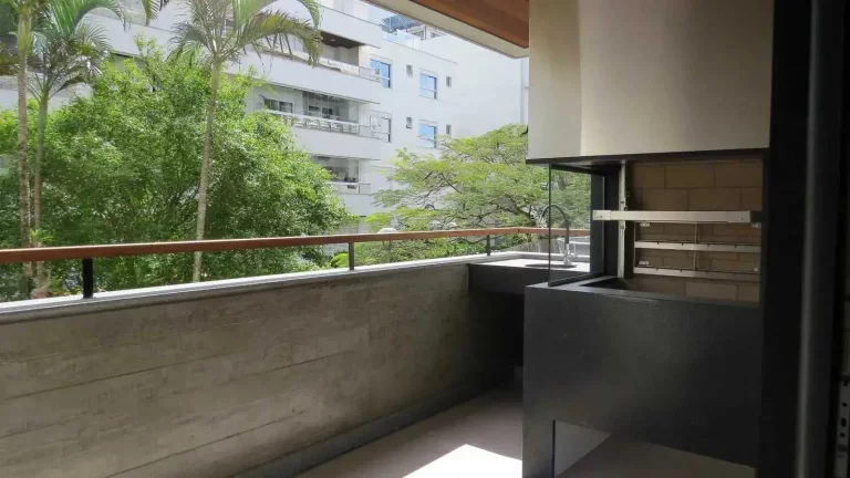 Imagem Apartamento Duplex mobiliado com 3 dormitórios sendo 3 suítes e 2 vagas de garagem - Jurerê/SC